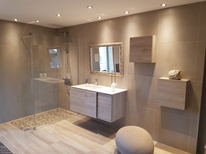 Salle De Bain Chez Nivault À Caen destiné Salle De Bain Carrelée Salle De Bain Chez Nivault À Caen destiné Salle De Bain Carrelée