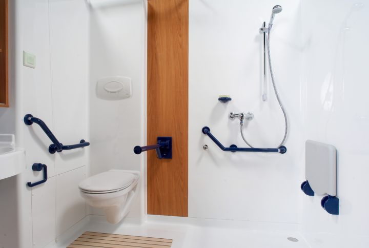 Salle De Bain Complète Adaptée Pour Les Personnes En dedans Aménagement Salle De Bain Handicapé