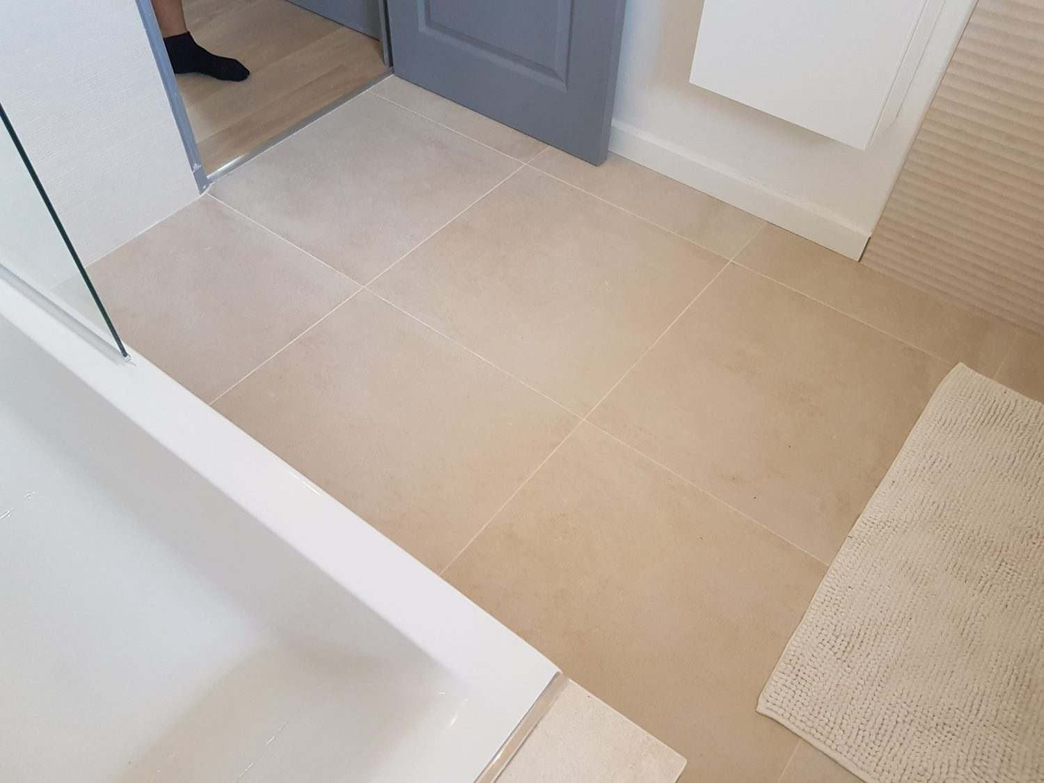 Salle De Bain Moderne Avec Carrelage Grenade - Ca Renovation concernant Rénover Carrelage Salle De Bain