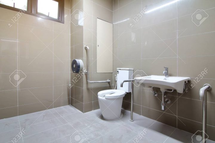 Salle De Bain Pour Les Personnes Âgées Et Les Handicapés A Été Nouvellement  Construit Et N'a Pas Été Utilisé. destiné Salle De Bain Personnes Agées