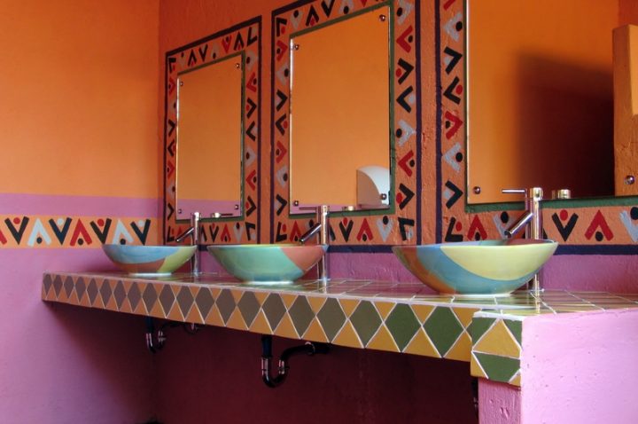 Salle De Bains : 2 Idées De Styles Colorés | Trouver Des concernant Accessoires Salle De Bain Maroc