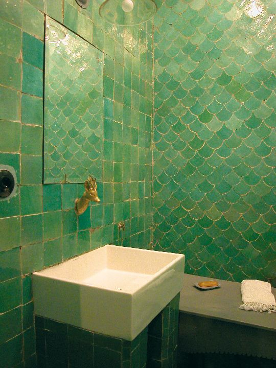 Salle De Bains Avec Du Carrelage Marocain. Mur Du Fond En intérieur Accessoires Salle De Bain Maroc