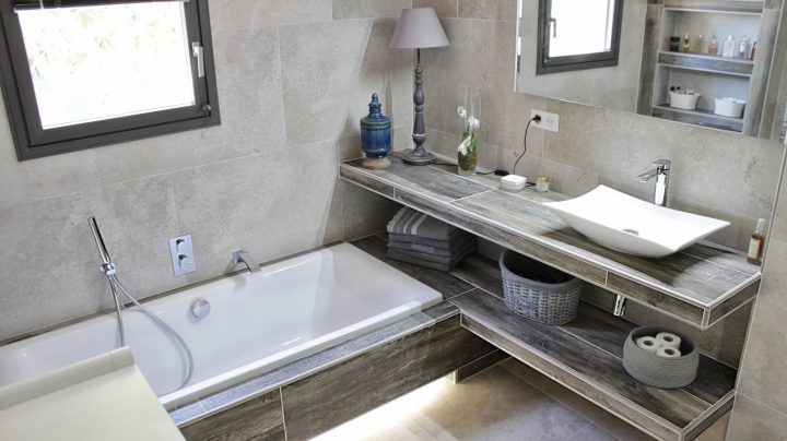 Salle De Bains Entièrement Rénovée Carrelage Effet Pierre pour Salle De Bain Provençale