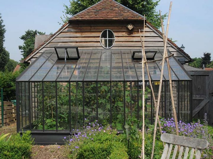 Serre De Jardin Murale En Fer Forgé Adossée À Une Annexe destiné Serre De Jardin Adossée