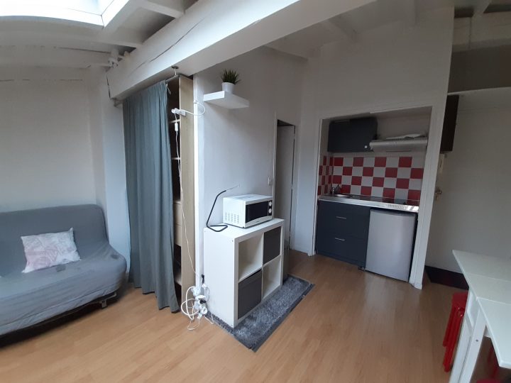 Studio Meublé Toulouse Capitole Cosy Et Mansardé – Tiss'Immo concernant Meuble Mansarde