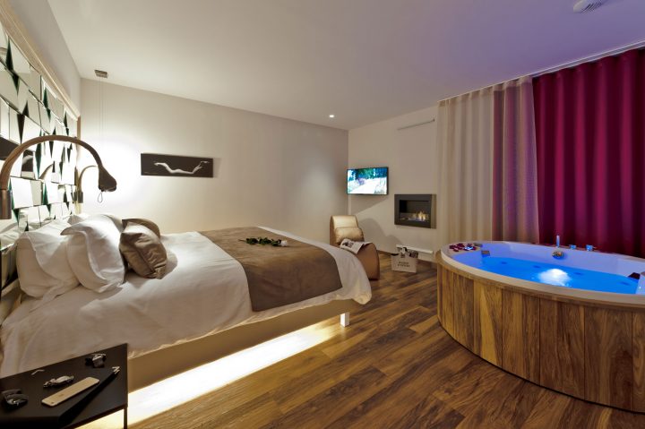Suite Sensuelle – Suites De La Tour dedans Chambre D Hotel Avec Jacuzzi Privé