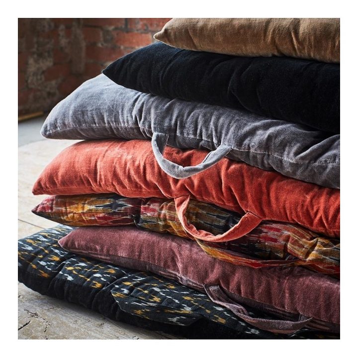 Sur-Matelas En Velours Lisse Noir / Edredon Madam Stoltz avec Matelas De Sol Banquette 60X120X15 Sur-Matelas En Velours Lisse Noir / Edredon Madam Stoltz avec Matelas De Sol Banquette 60X120X15