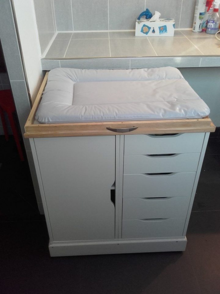 Table À Langer Avec Rangements Sous Le Plan De Travail De La concernant Table À Langer Salle De Bain