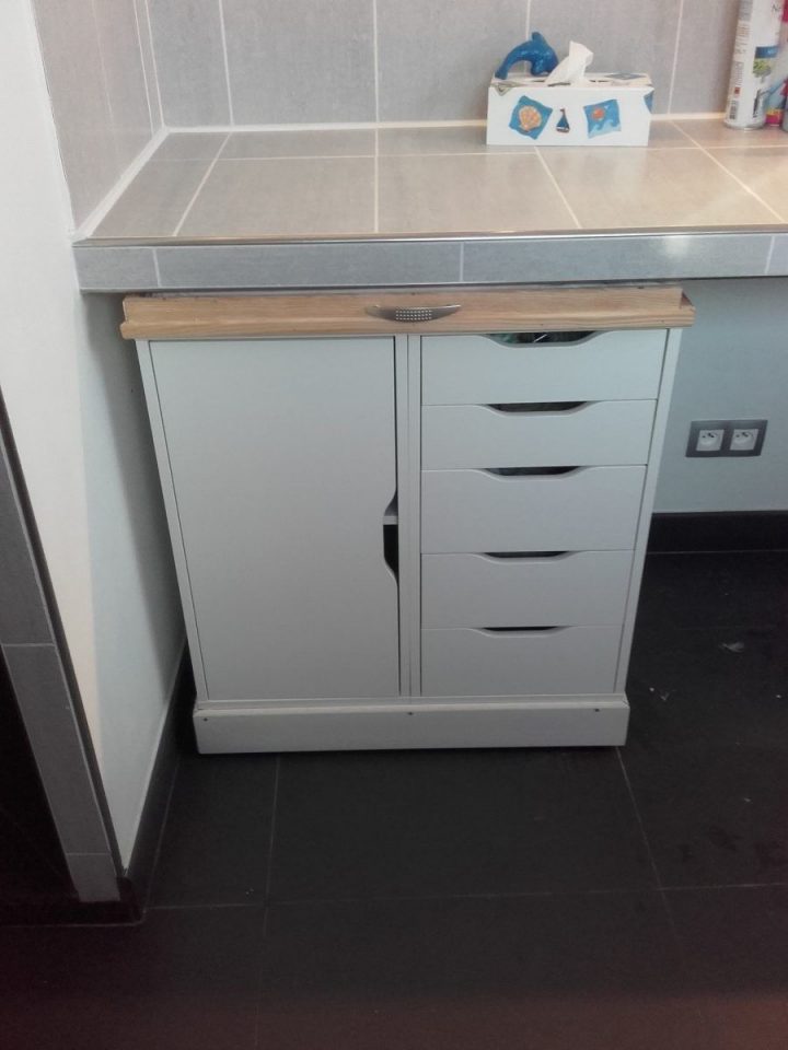 Table À Langer Avec Rangements Sous Le Plan De Travail De La encequiconcerne Table À Langer Salle De Bain