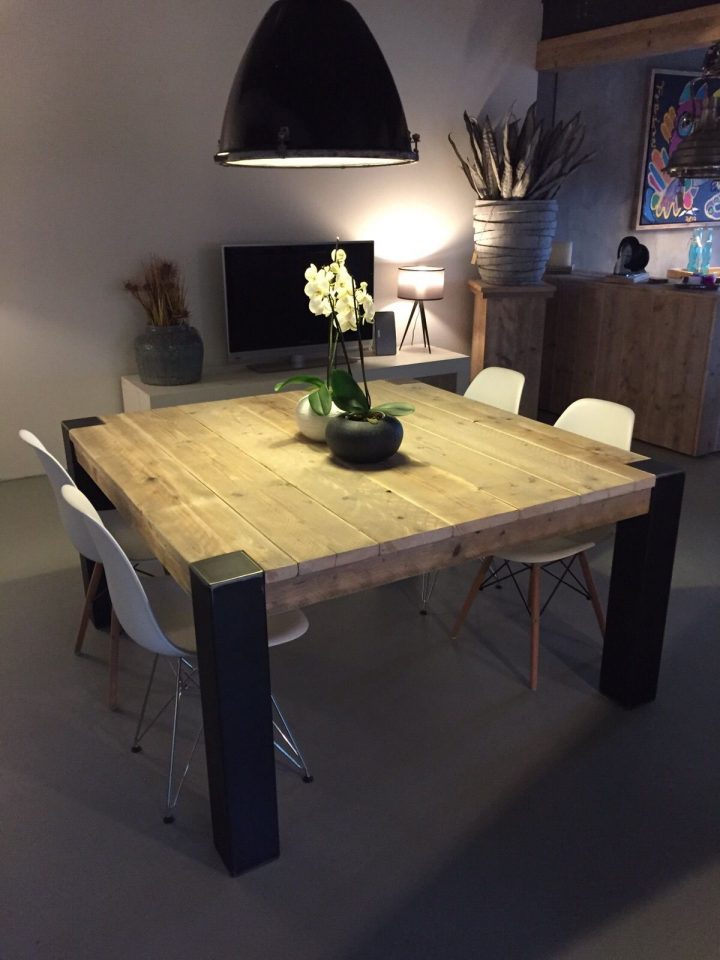 Table Carrée Avec Pieds En Métal Brut | Salle À Manger Table destiné Table Salle À Manger Carrée Extensible