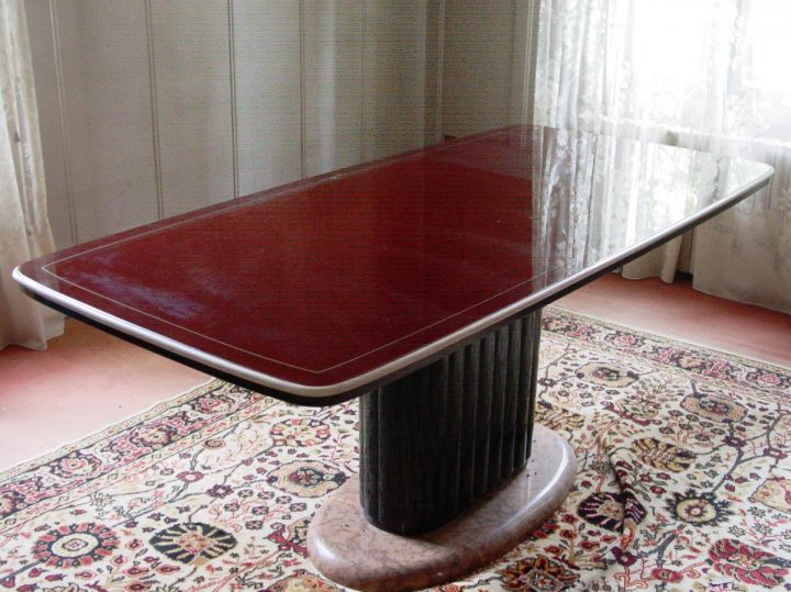 Table Design Italien Dessus Verre Laqué Rouge Bordeaux C pour Table Salle À Manger Design Italien