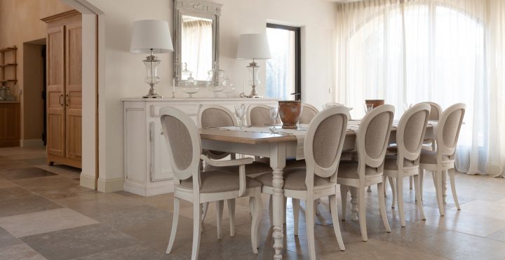 Tables De Repas Patinées Provençales – Coup De Soleil intérieur Grande Table Ovale Salle A Manger