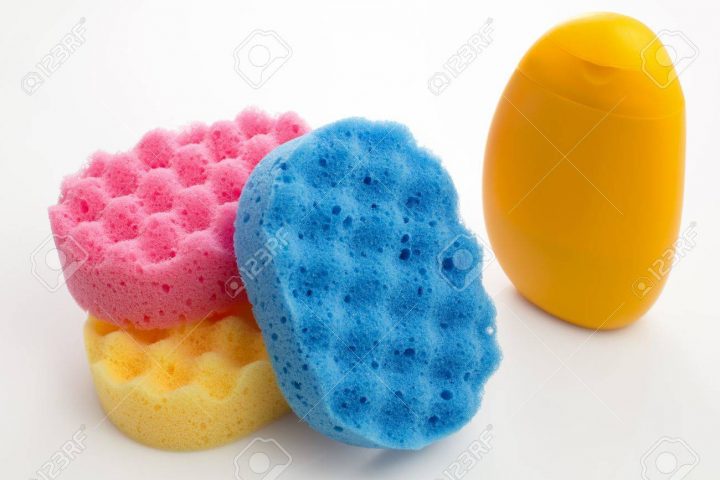 Toilette Au Gel Douche Et Une Éponge Isolé Sur Blanc encequiconcerne Eponge De Douche