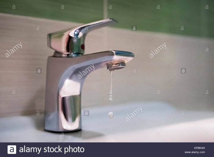 Touchez De L'argent Traditionnel De Dégoutter. Robinet Cassé serapportantà Casse Robinet