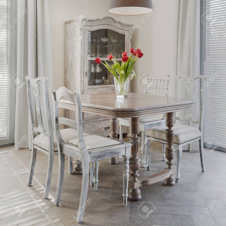 Tulipes Sur La Table Dans La Salle À Manger Rétro tout Salle A Manger Retro