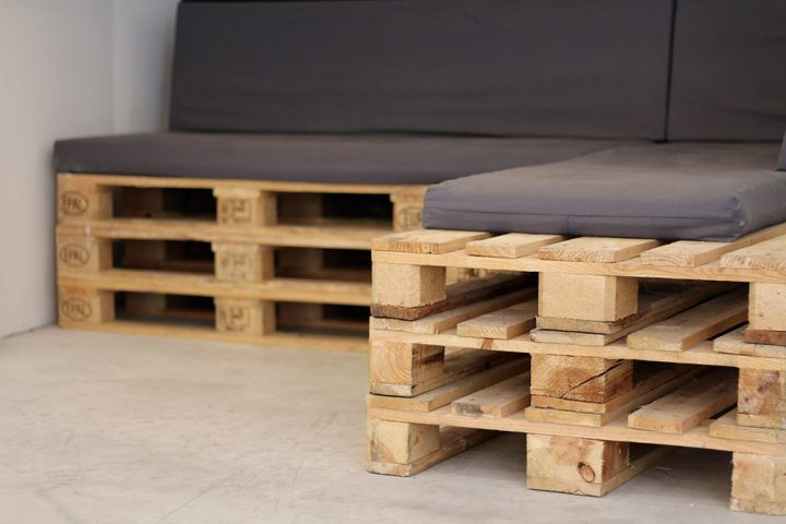Tuto : Un Canapé D’angle En Palettes – M6 Deco.fr avec Canapé Palette Dossier Incliné Tuto