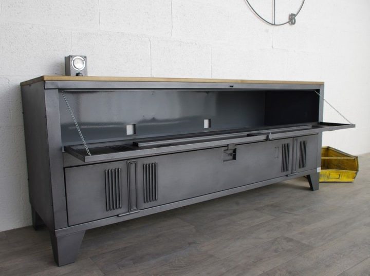 Un Buffet Industriel Avec Un Vestiaire 2 Portes Et Plateau à Meuble Tv Casier Industriel Un Buffet Industriel Avec Un Vestiaire 2 Portes Et Plateau à Meuble Tv Casier Industriel
