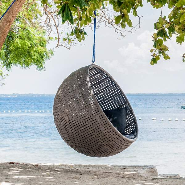 Un Fauteuil Oeuf Suspendu Au Jardin – Femme Actuelle destiné Fauteuil Oeuf Jardin