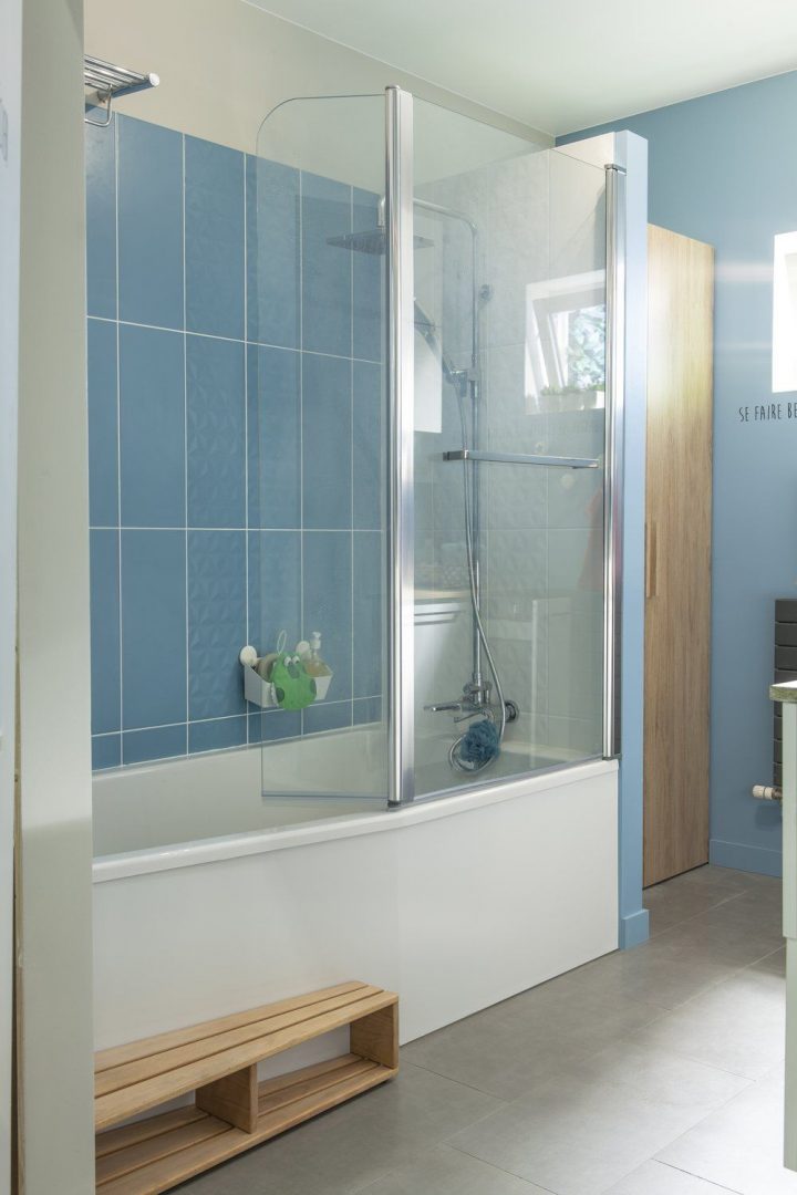 Un Marche Pied En Bois Le Long D'une Baignoire Gain De Place intérieur Marche Pied Salle De Bain