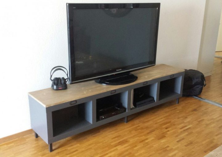 Un Meuble Télé Industriel Avec Une Étagère Expedit/kallax intérieur Meuble Tv Industriel Ikea