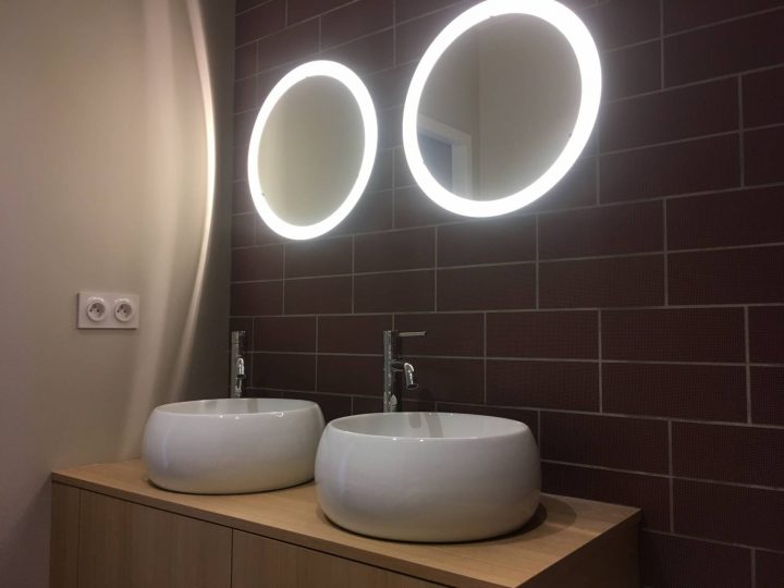 Un Miroir Avec Éclairage Intégré Dans Votre Salle De Bain À à Miroir Salle De Bain Éclairage Intégré