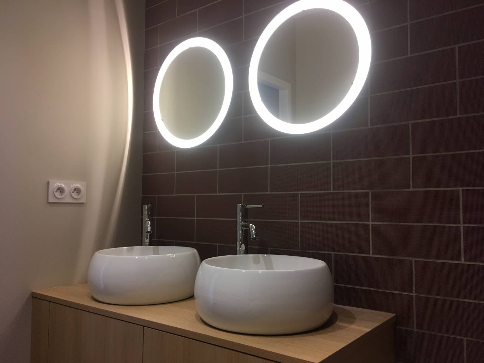 Un Miroir Avec Éclairage Intégré Dans Votre Salle De Bain À destiné Miroir Salle De Bain Avec Éclairage Intégré