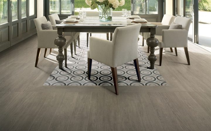 Un Salon Tout De Bois Vêtu Avec Un Carrelage Imitation serapportantà Parquet Salon Salle A Manger