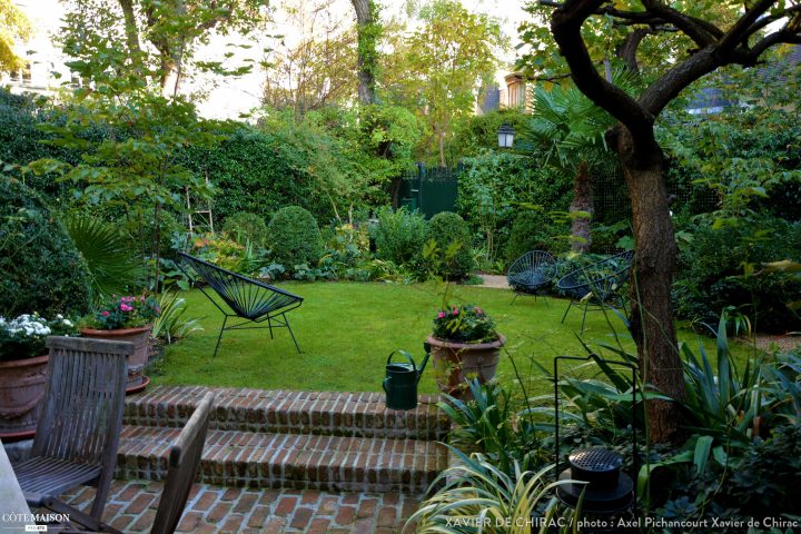 Un Très Petit Jardin Planté D'Un Abricotier, De Roses, D intérieur Aménager Un Petit Jardin De 20M2