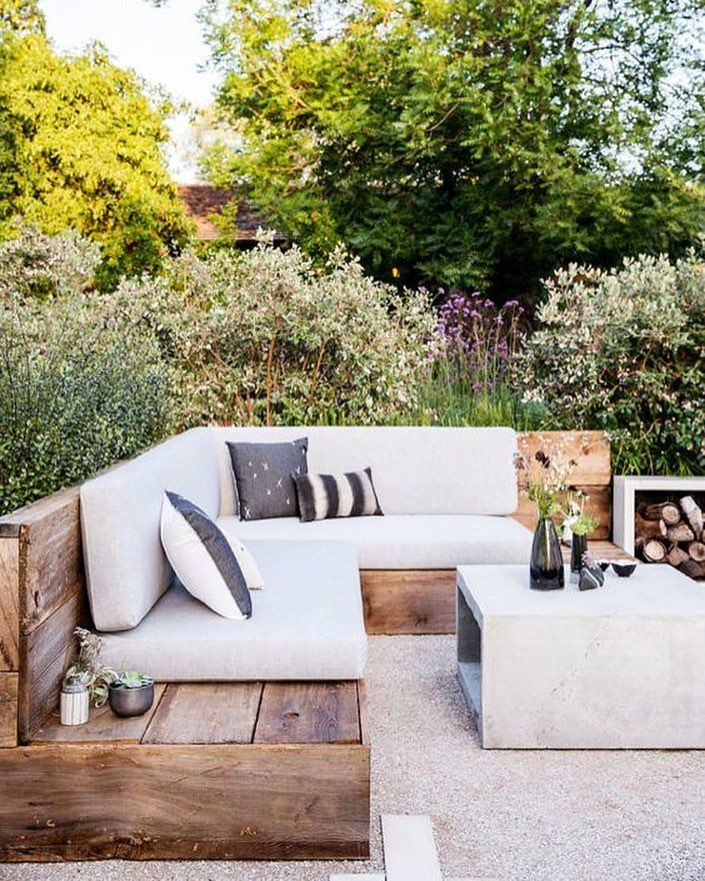 Une Banquette En Bois Et Des Coussins Pour Transformer La dedans Fabriquer Une Banquette En Bois Extérieur