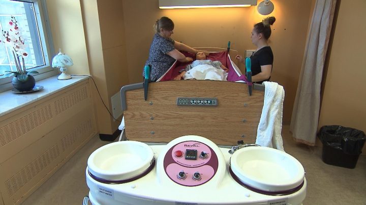 Une Douche Amovible Pour Les Chsld tout Douche Au Lit