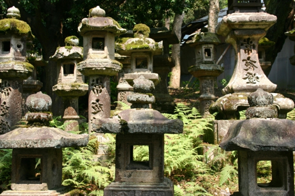 Une Lanterne Japonaise Dans Le Jardin – Le Charme De L avec Lanterne Japonaise Jardin