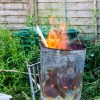 Une Poubelle D'incinérateur De Jardin S'est Reposée Sur Un à Incinérateur De Jardin