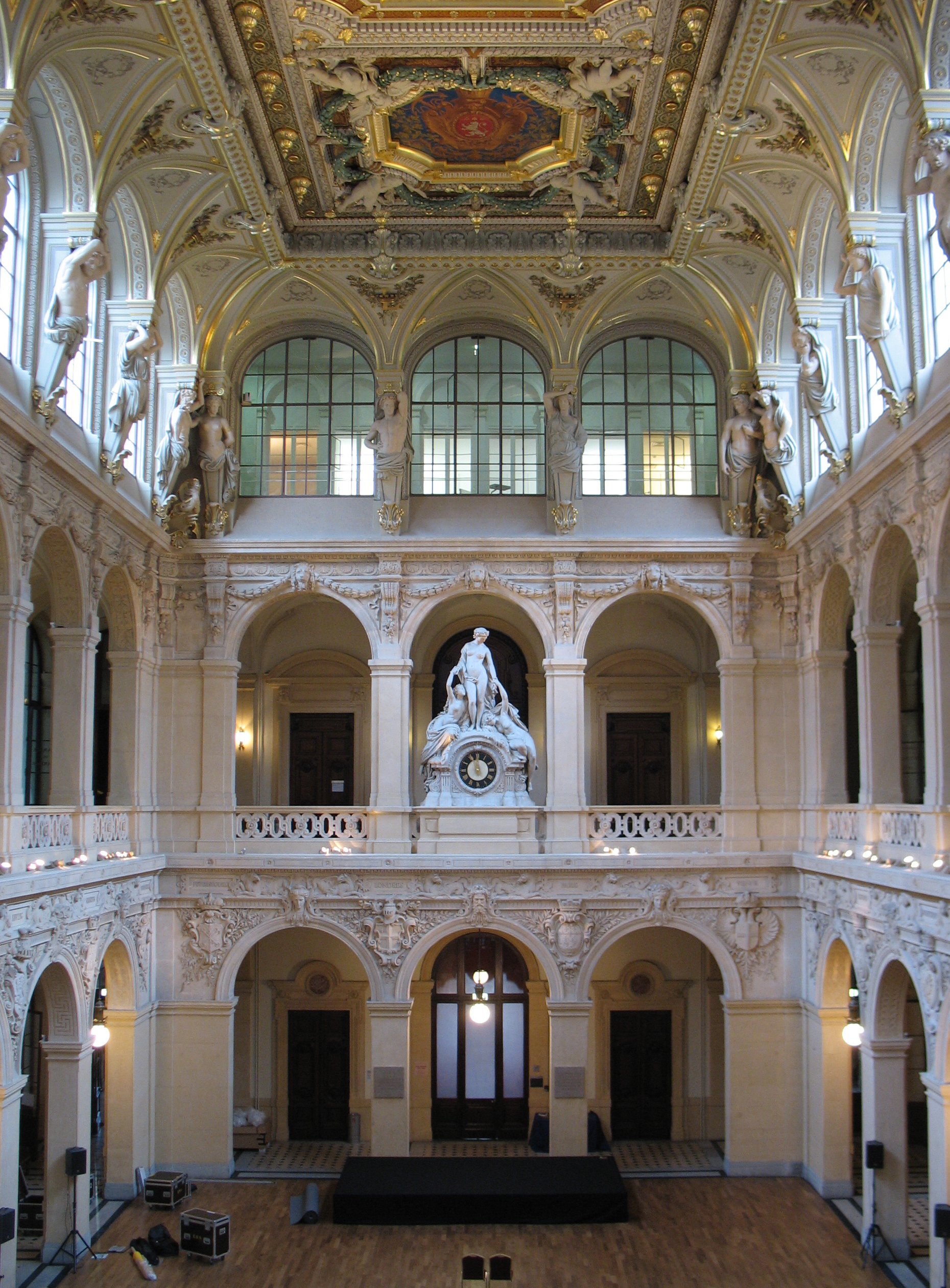 Une Renaissance De Pierre Entre Rhône Et Saône : Le Palais pour Chambre Des Commerces Lyon