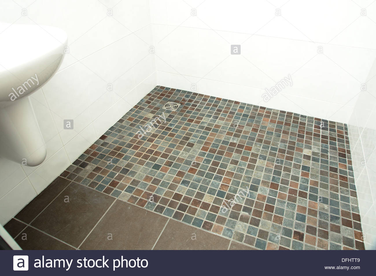 Une Salle D'eau Spécialement Adaptés Douche / Salle De Bains concernant Carrelage Antidérapant Douche