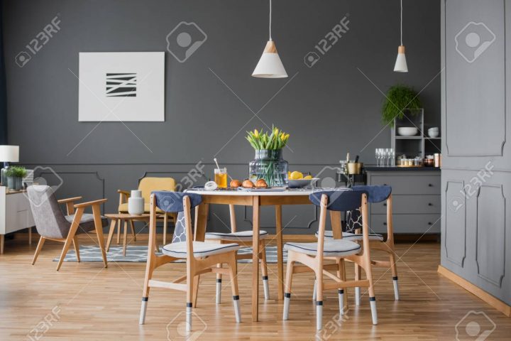 Une Table En Bois Et Chaises Dans Une Salle À Manger Gris Intérieur Avec  Des Murs Noirs intérieur Salle A Manger En Bois Gris