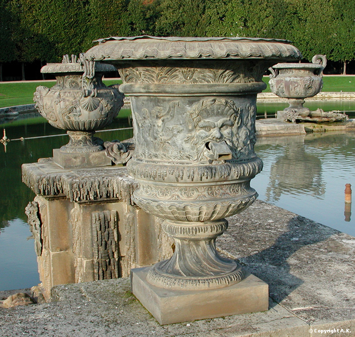 Vases Du Bassin De Neptune, Jardins De Versailles | André destiné Les Jardins De Neptune