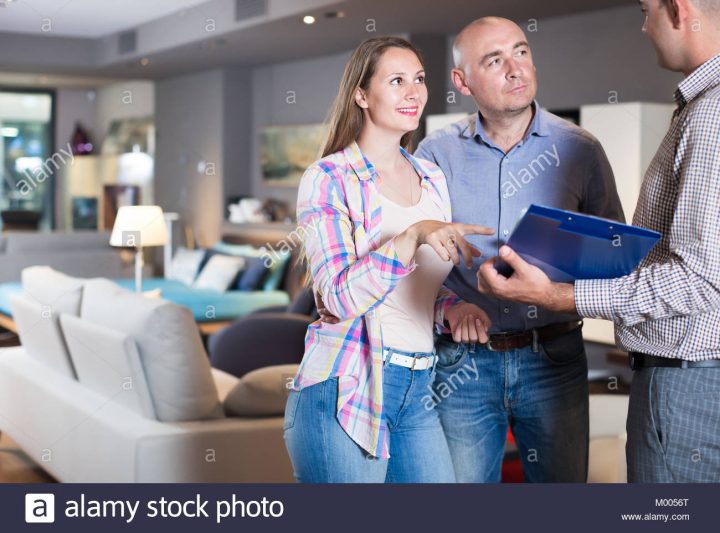 Vendeur En Magasin De Meubles Nice Affichant Des Clients avec Magasin Meuble Nice