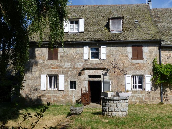 Vente Corps De Ferme Laguiole 220000€ Les Cent Vallees destiné Chambre D Hote Laguiole