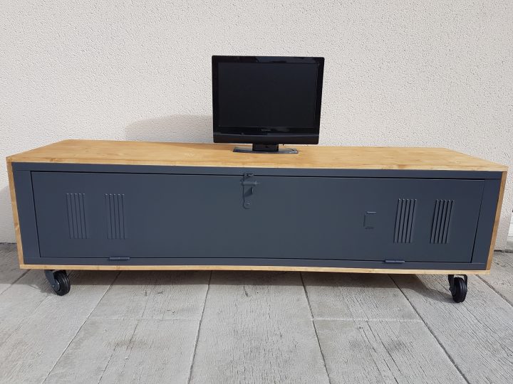 Vestiaire Métallique Revisité En Meuble Tv Industriel intérieur Meuble Tv Métallique