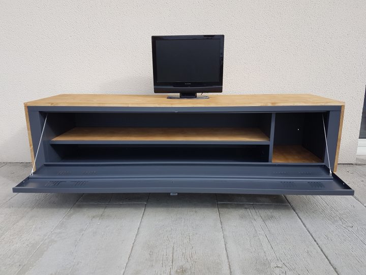 Vestiaire Metallique Transforme En Meuble Tv concernant Meuble Tv Métallique