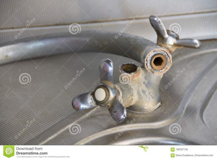 Vieux Robinet Rouillé Cassé Dans La Cuisine Photo Stock encequiconcerne Casse Robinet