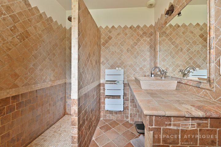 Villa Provençale Contemporaine De 170 M2 À Nîmes. serapportantà Salle De Bain Provençale