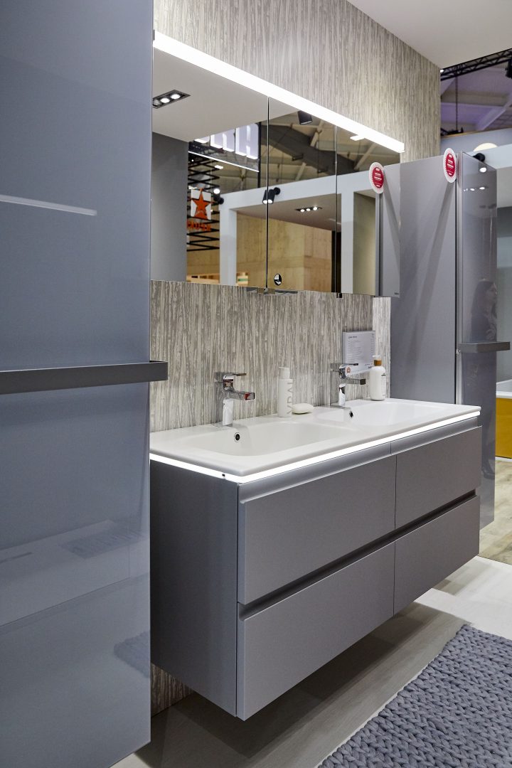 Voici Un Ensemble De Salle De Bain Laqué Soft Gris Souris intérieur Meuble Salle De Bain Gris Laqué