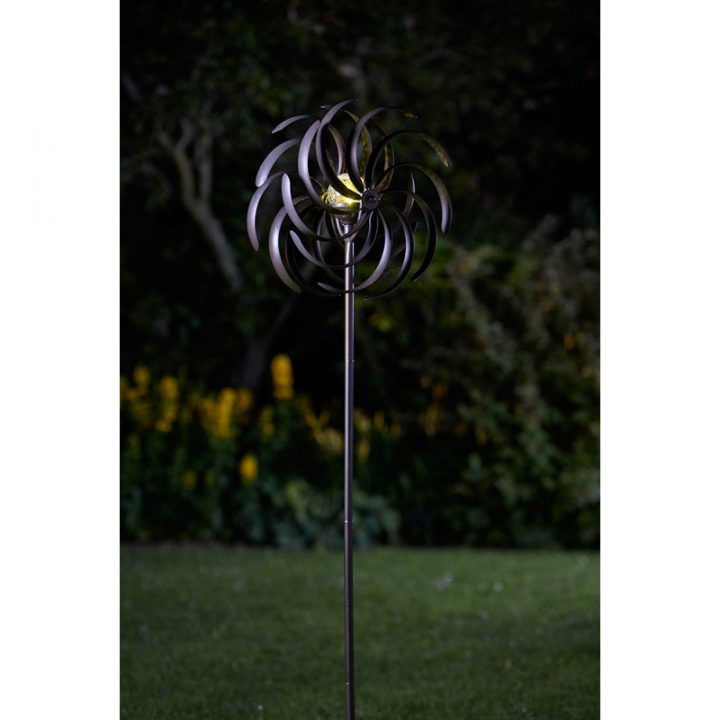 Votre Éolienne Décorative De Jardin En Métal Et Solaire destiné Éolienne Décorative