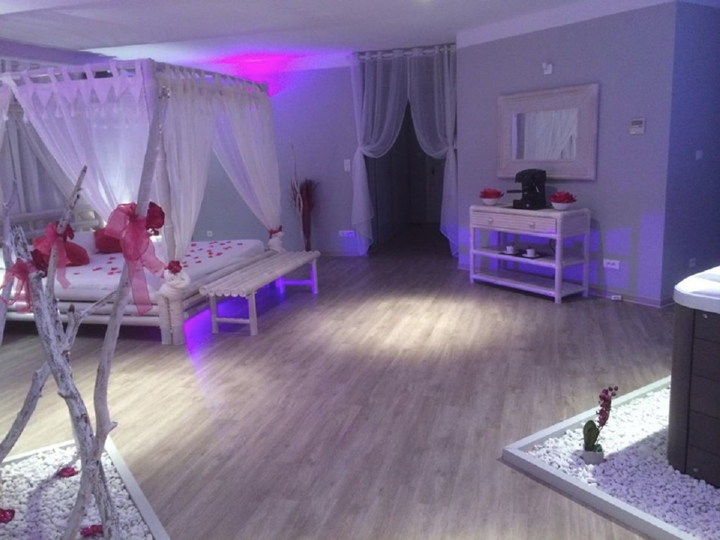 Weekend En Amoureux 13 - La Paillote Exotique : Chambre Avec concernant Chambre Avec Jacuzzi Privatif Languedoc Roussillon