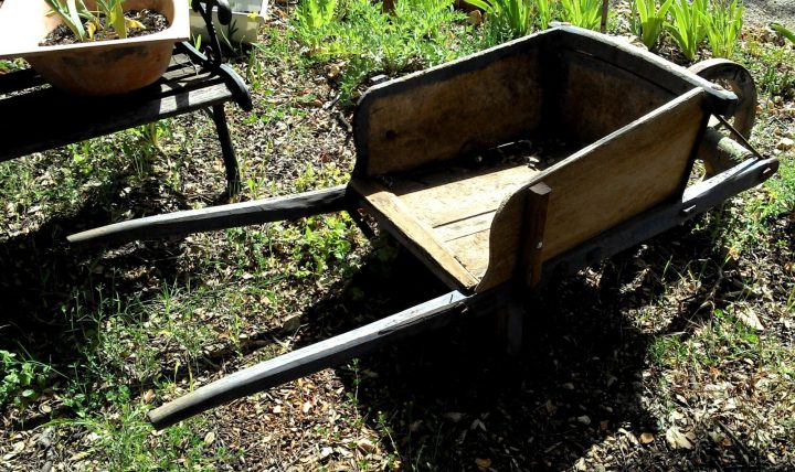 Www.didoulabrocante.fr: Ancienne Brouette En Bois De dedans Brouette Deco Jardin