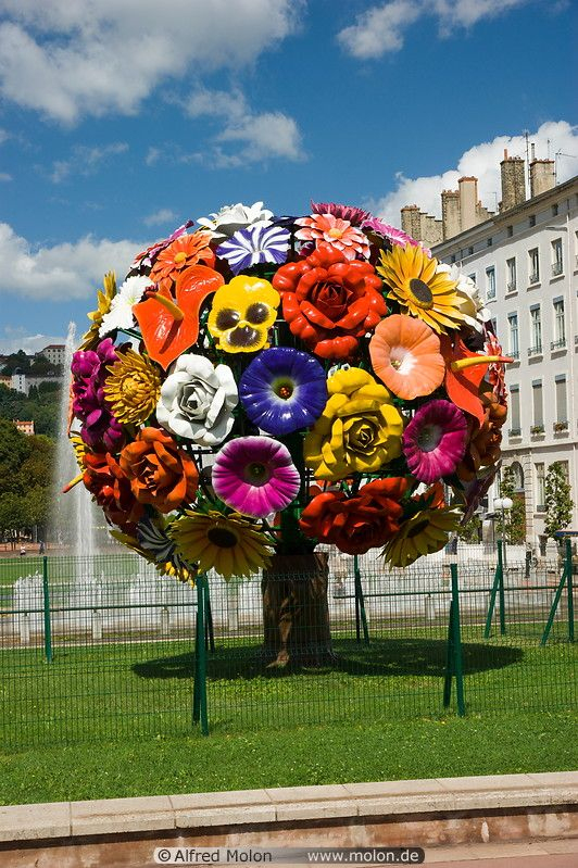 01 Colourful Flower Sculpture On Antonin Poncet Square intérieur Jardin Fleuri Lyon