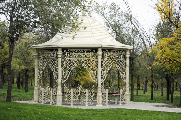 Aménagez Un Kiosque Dans Votre Jardin Pour Recevoir Vos dedans Kiosque Pour Jardin