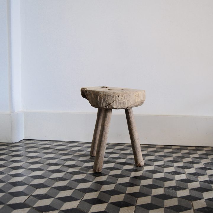 Ancien Tabouret De Ferme Tripode – Brocante Avenue concernant Escabeau Tripode