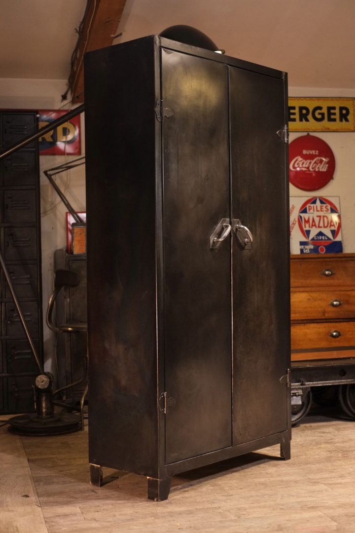 Archaicawful Armoire Métallique Rouge | Palette-Chante destiné Armoire Industrielle Occasion